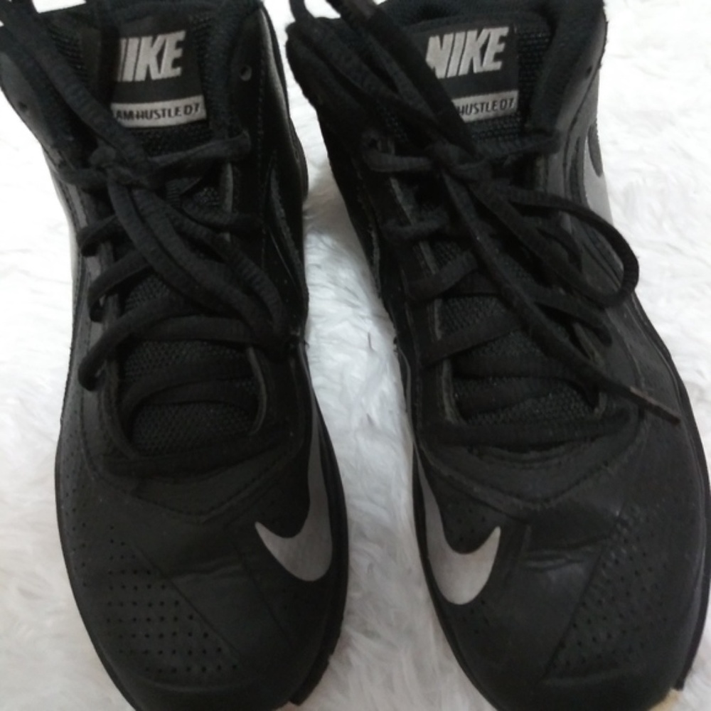 Nike Team Hustle D7 Boy's Sneakers - Size 3.5Y